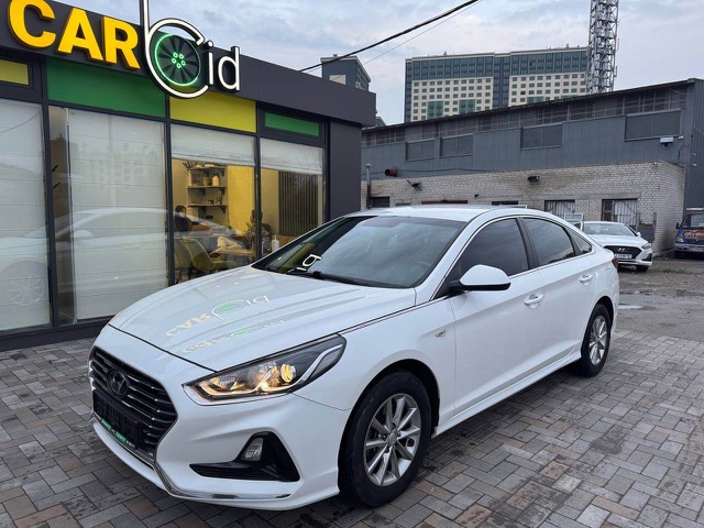 Hyundai Sonata 2020 білий седан комфорт-класу для оренди в Києві