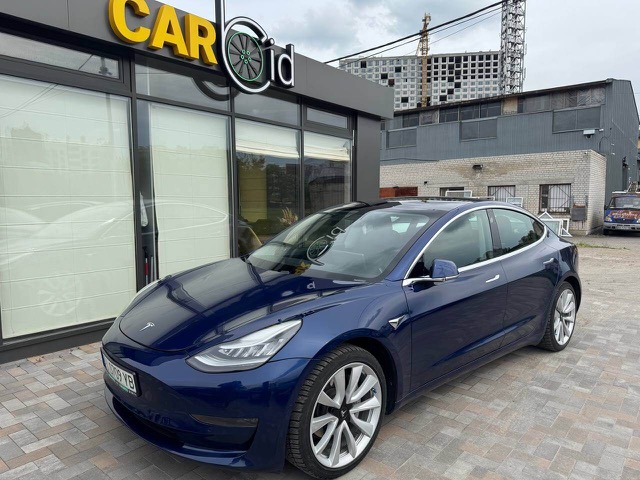 Tesla Model 3 2022 з автопілотом в оренду в Києві