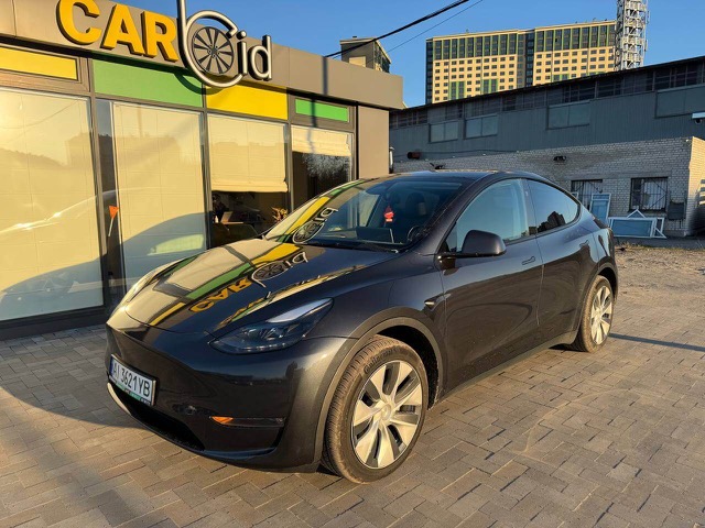 Tesla Model Y 2023 електрокросовер з великим багажником в оренду